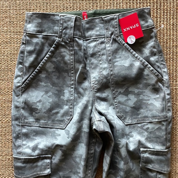 NWT! Spanx XS, XSP, SP 20311Q Stretch Twill Ankle Cargo Pant, stone wash camo - Picture 6 of 15